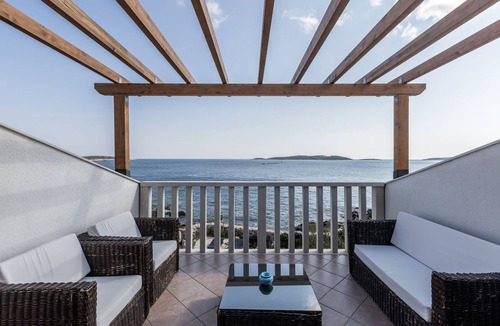 Milna Apartment | One bedroom apartment near beach Milna, Vis (A-8946-b)