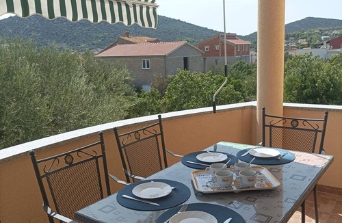 Vinisce Apartment | One bedroom apartment with hot tub Vinišće, Trogir (A-8660-b)