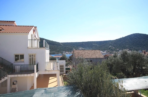 Vinisce Apartment | One bedroom apartment with hot tub Vinišće, Trogir (A-8660-b)