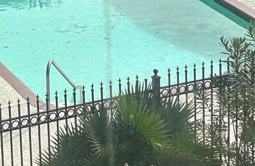 Barker Apartment | One-Bedroom Apartment with Pool View in Houston Texas