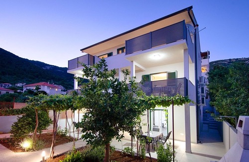 Komiza Apartment | One bedroom apartment with terrace Komiža, Vis (A-1151-e)