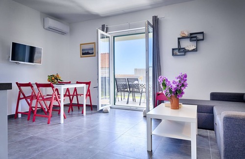 Komiza Apartment | One bedroom apartment with terrace Komiža, Vis (A-1151-e)