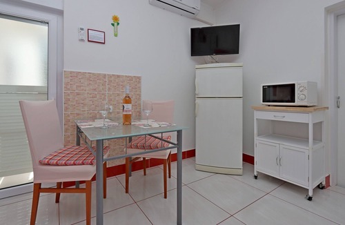 Lopar Apartment | One bedroom apartment with terrace and sea view Lopar, Rab (A-18001-b)