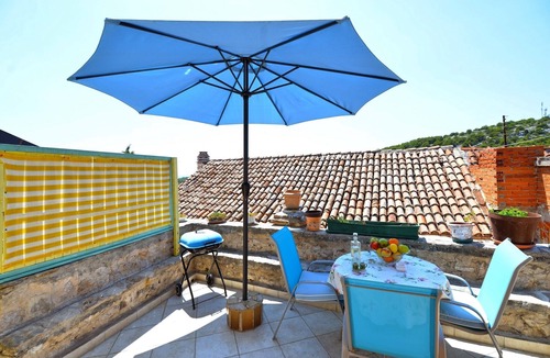 Susica Apartment | One bedroom apartment with terrace and sea view Murter (A-5097-b)