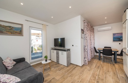 Lukoran Apartment | One bedroom apartment with balcony Lukoran, Ugljan (A-23933-a)