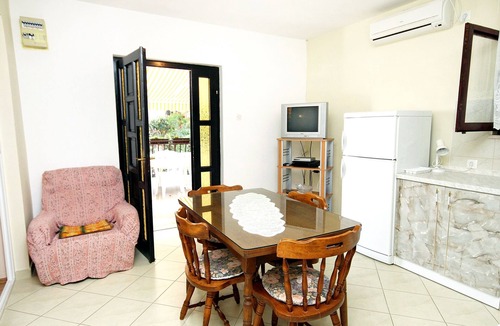 Molat Apartment | One bedroom apartment with terrace and sea view Brgulje (Molat) (A-6241-b)