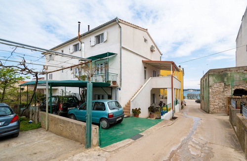 Tkon Apartment | One bedroom apartment with terrace and sea view Tkon, Pašman (A-17360-b)
