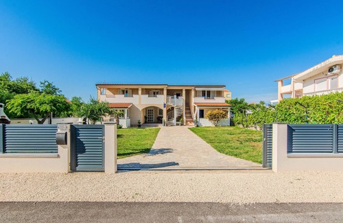 Nin Apartment | One bedroom apartment with terrace Zukve, Zadar (A-24559-c)