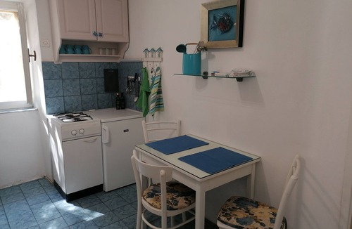 Milna Apartment | One bedroom apartment with terrace and sea view Milna, Vis (A-8490-a)