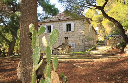 Milna Apartment | One bedroom apartment with terrace and sea view Milna, Vis (A-8490-a)
