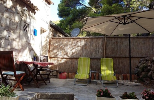 Milna Apartment | One bedroom apartment with terrace and sea view Milna, Vis (A-8490-a)