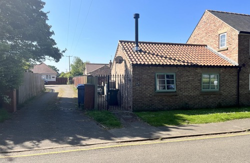 Barmston Cottage | One bedroom barn with free parking