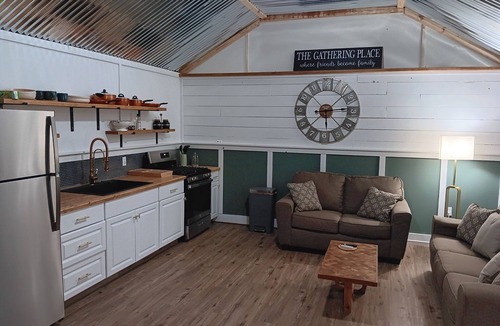 Leakey Cabin | One bedroom cabin minutes from the Frio River and Garner State Park!