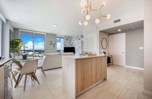 Northeast Miami Condo | One Bedroom Condo King Bed With City Views