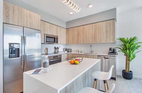 Northeast Miami Condo | One Bedroom Condo King Bed With City Views