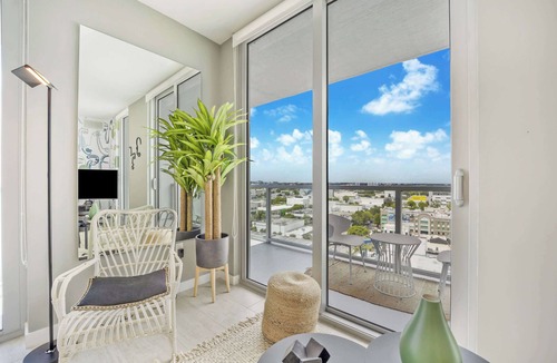 Northeast Miami Condo | One Bedroom Condo King Bed With City Views