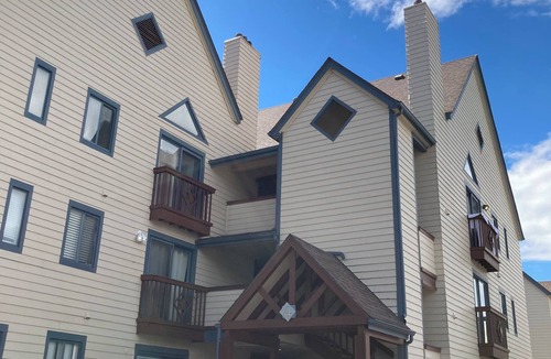 Englewood Condo | One bedroom Condo with Free Parking/Gym