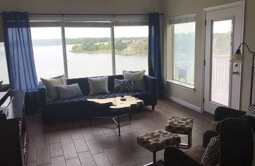 Eureka Condo | One Bedroom Corner Unit Condo Overlooking the Lake