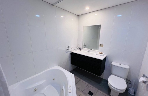 Hamilton Apartment | One Bedroom Deluxe Spa Apartment