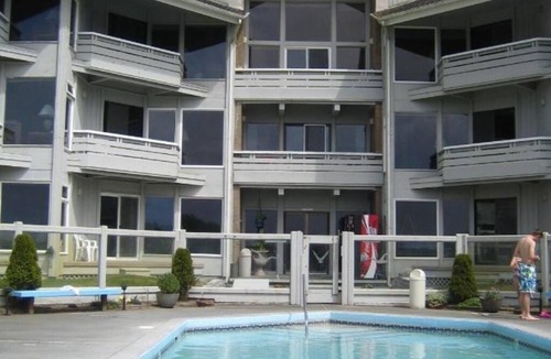 Ocean Shores Apartment | One Bedroom Deluxe Unit-Room 101