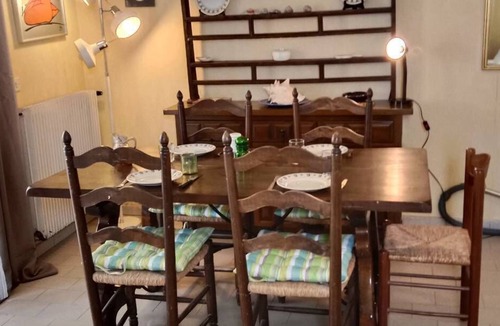Le Chateau Apartment | One bedroom apartment close bars, restaurants and beach