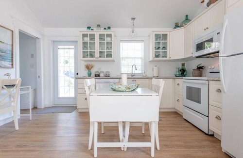 Mahone Bay Cottage | One bedroom fully equipped Mahone Bay luxury cottage