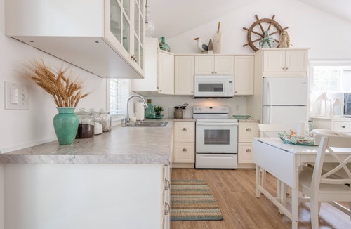 Mahone Bay Cottage | One bedroom fully equipped Mahone Bay luxury cottage