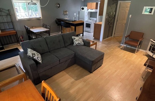Oliver Paipoonge Cottage | One bedroom guest cottage in a park like setting close to Kakabeka Falls.
