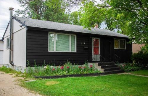 East Kildonan Apartment | One-bedroom guest suite with private entry