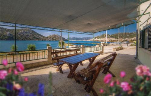 Ploce House | One-Bedroom Holiday Home In Rogotin