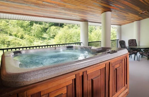 North Bonneville Resort | One bedroom Jacuzzi Suite Mountain View
