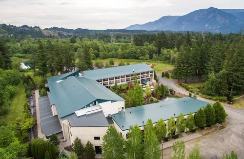 North Bonneville Resort | One bedroom Jacuzzi Suite Mountain View