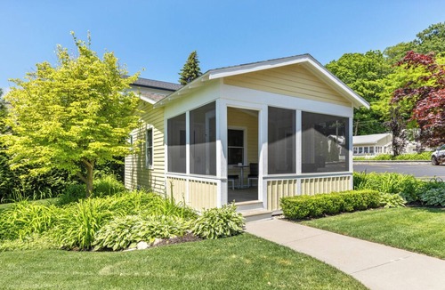 Saugatuck Cottage | One Bedroom Luxury Cottage at Downtown Saugatuck Resort