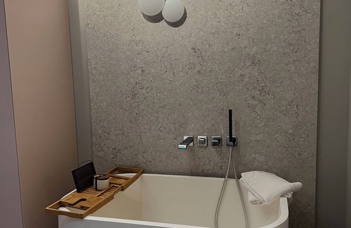Davenport Apartment | One bedroom, one bathroom luxury residence with concierge services & Laundry