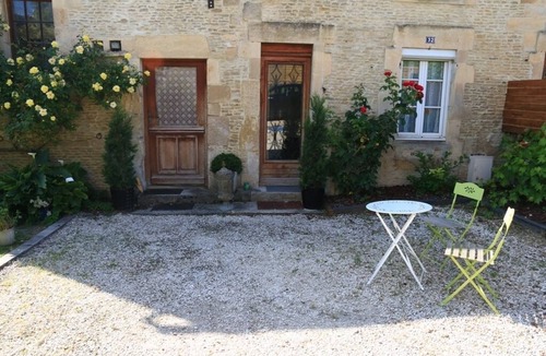 Chicheboville House | One bedroom semi detached house with garden for 2 guests.