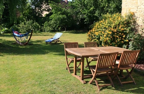Chicheboville House | One bedroom semi detached house with garden for 2 guests.