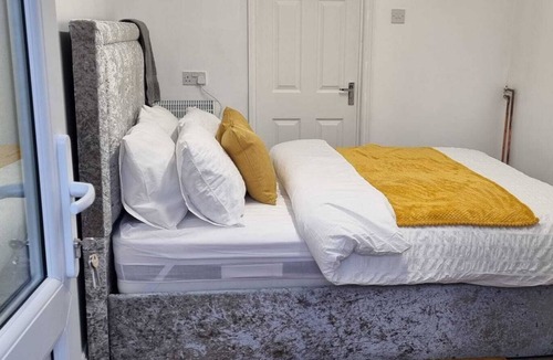 Luton Apartment | One Bedroom Studio nice clean and comfortable.