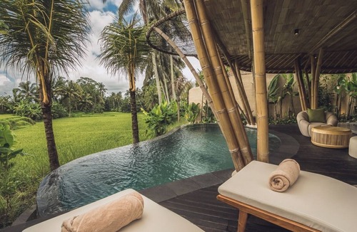 Kenderan House | One Bedroom - Tropical Bamboo Retreat for a Peaceful Escape