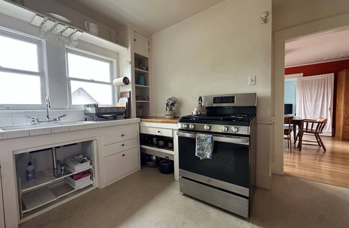 Upper Telegraph Apartment | One bedroom upstairs private apt in Oakland