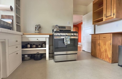 Upper Telegraph Apartment | One bedroom upstairs private apt in Oakland
