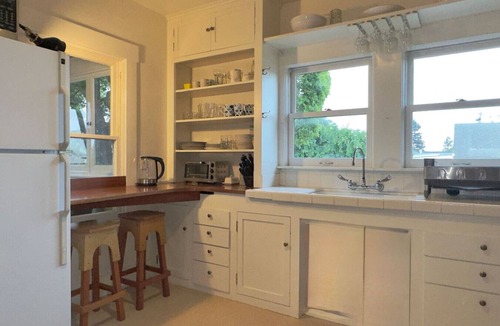 Upper Telegraph Apartment | One bedroom upstairs private apt in Oakland
