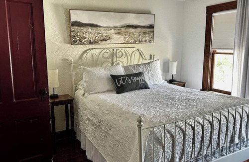 Mount Dora House | ONE BLOCK from downtown Mount Dora! Upper Level Duplex 2 bed/1 bath -sleeps 5