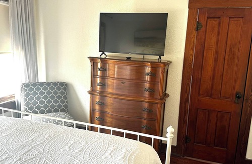 Mount Dora House | ONE BLOCK from downtown Mount Dora! Upper Level Duplex 2 bed/1 bath -sleeps 5