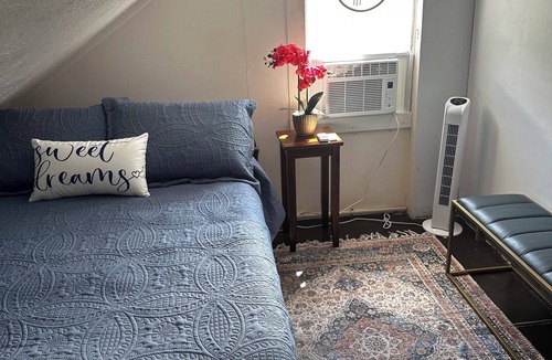 Mount Dora House | ONE BLOCK from downtown Mount Dora! Upper Level Duplex 2 bed/1 bath -sleeps 5
