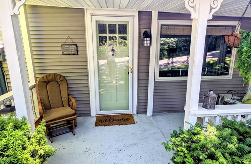 Williamsville House | One block from Main Street, free parking, pets allowed