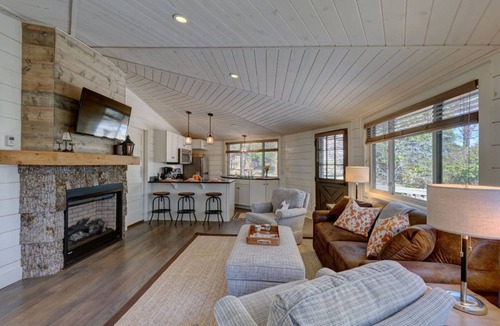 Highlands Cabin | One Block From Main Street. Somehow Completely Peaceful | Old Farm Road Cottage
