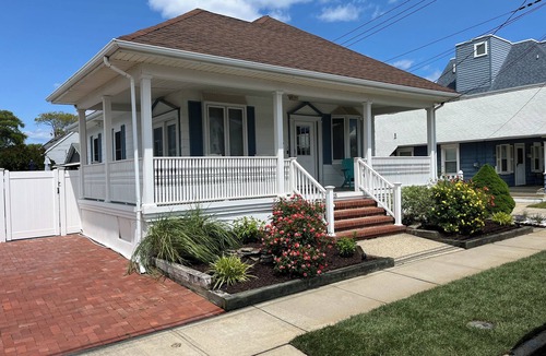 Wall House | One block from the beach!