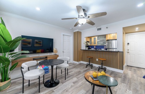 South Beach Condo | One block from the beach! South Beach/Ocean Dr - 1 Bed/Bath - Muscle Beach