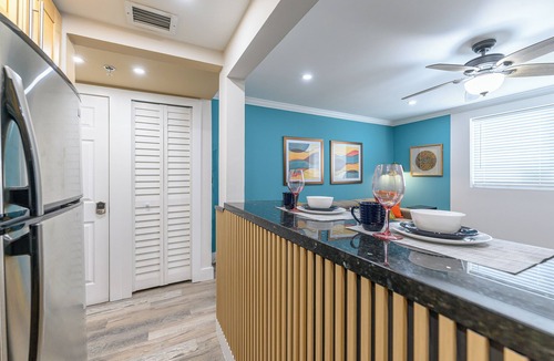 South Beach Condo | One block from the beach! South Beach/Ocean Dr - 1 Bed/Bath - Muscle Beach