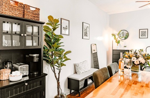Mill River Apartment | One block to Frank Pepe's